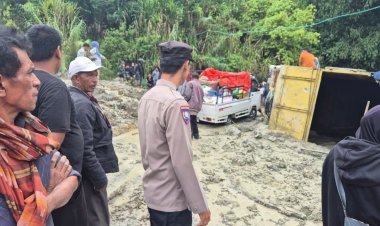 Longsor Tutup Jalan Alahan Panjang–Surian, Satu Truk Terbalik di Lembah Gumanti